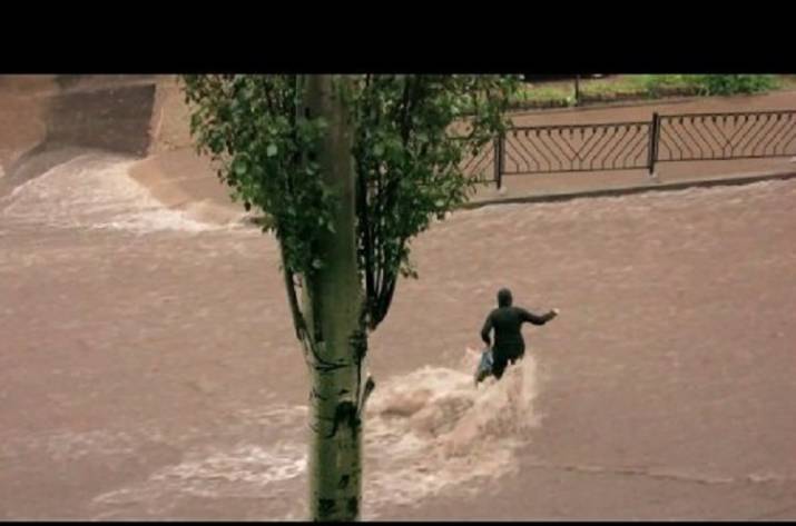 Женщину унесло ливнем