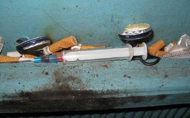 Наркоманы в подъезде 