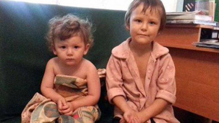 На Донбассе двое детей питались из одной миски с животными