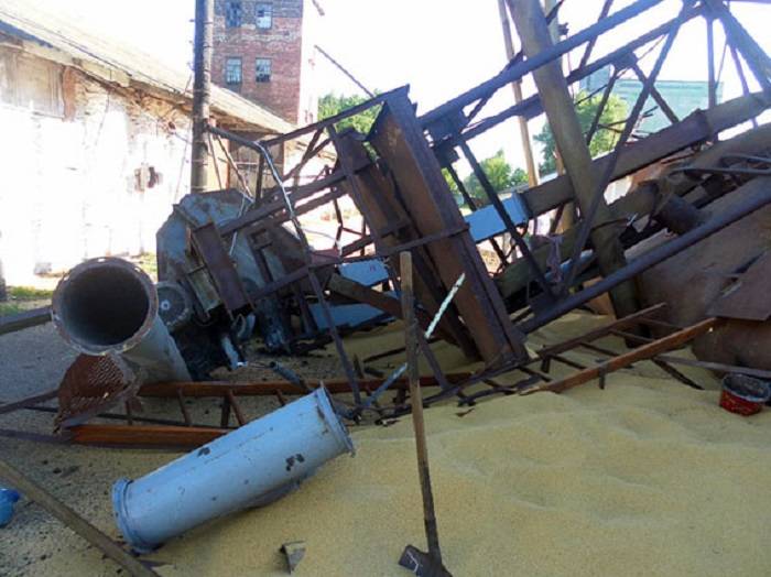 упала металическая конструкция