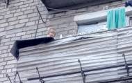 Ребенок выпал из окна