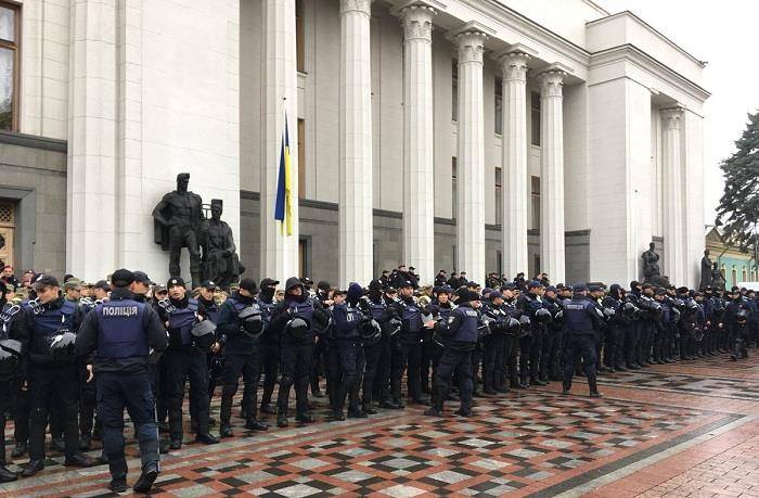 Митинг в Киеве: участники заблокировали выходы из парламентских комитетов 