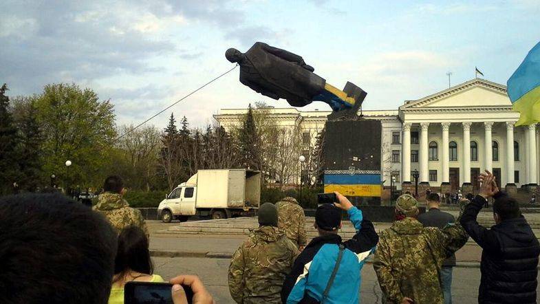 Ленин падает в Краматорске