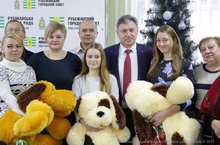 Юрій Гарбуз вручив ключі від квартир позбавленим батьківського піклування дітям у Рубіжному