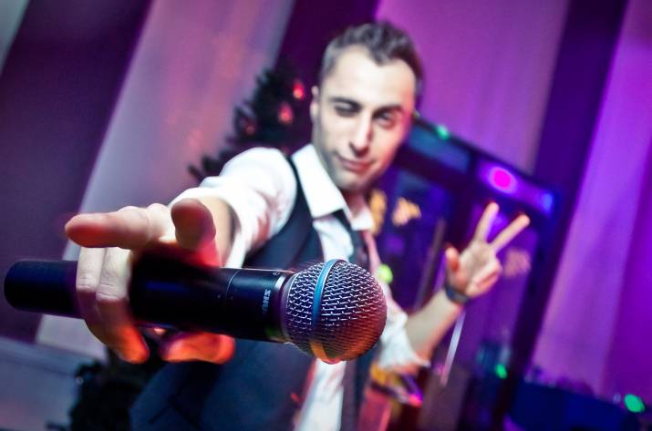 ведущий на праздник тамада