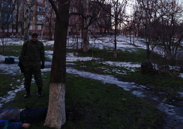 У Маріуполі біля багатоповерхівки повісилася жінка