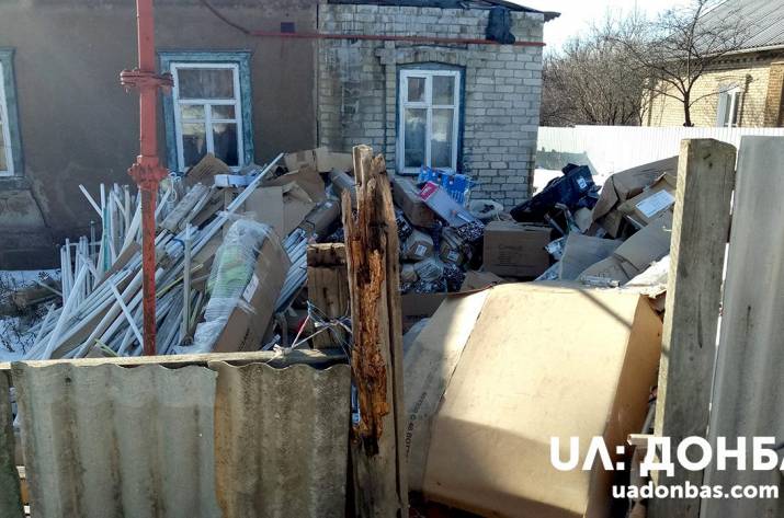 В частном дворе Константиновки устроили опасную для здоровья свалку