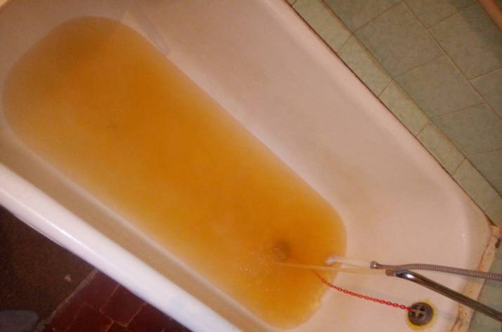 В Ясиноватой из кранов течет желтая вода