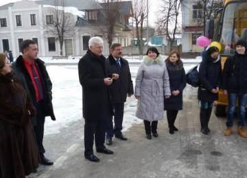 Дети в селе Калмыковка (Старобельский район Луганской области) теперь смогут добираться в школу на новом школьном автобусе.