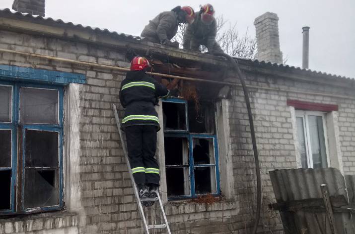 В Лисичанске пожарные во время тушения пожара спасли двух человек