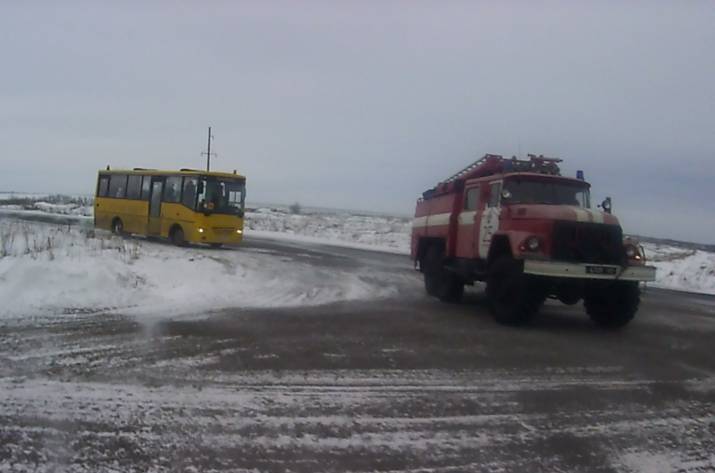 На Луганщине автобус с детьми попал в снежную ловушку