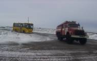 На Луганщине автобус с детьми попал в снежную ловушку