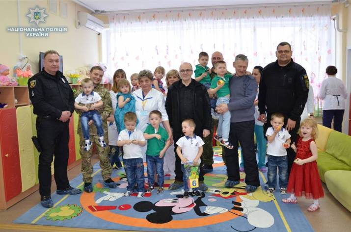 Детей Луганщины, лишенных родительской опеки, с подарками посетила делегация МВД