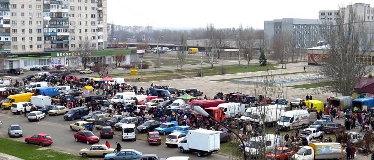 В Северодонецке узаконили торговлю у  Ледового дворца спорта