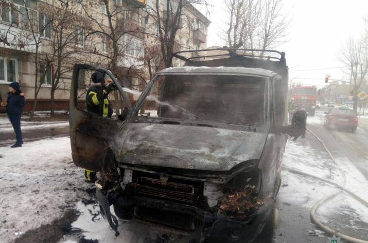 Сьогодні, 7 березня, у Сєвєродонецьку (Луганська обл.) на вулиці Федоренко співробітники патрульної поліції виявили палаючий вантажний автомобіль Газель.