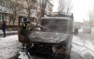 Сьогодні, 7 березня, у Сєвєродонецьку (Луганська обл.) на вулиці Федоренко співробітники патрульної поліції виявили палаючий вантажний автомобіль Газель.