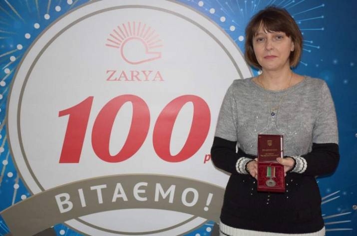 Юрий Гарбуз наградил почетной медалью сотрудника рубежанской «Зари»