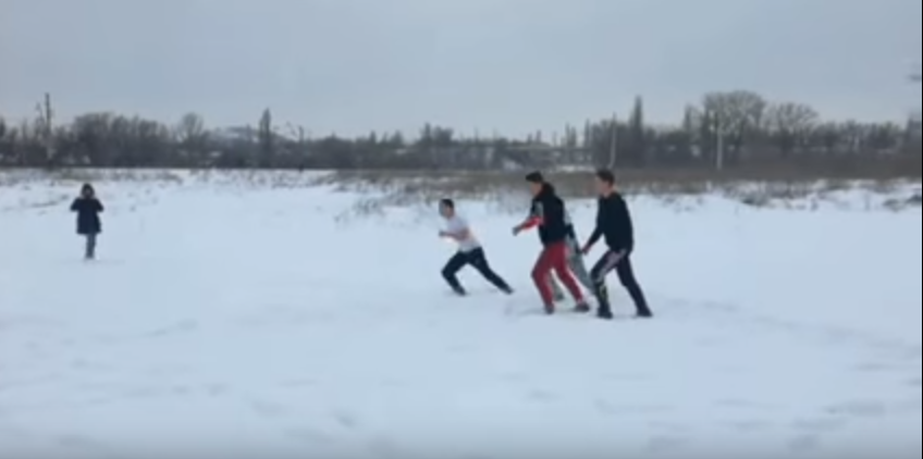 В оккупированной Горловке подростки устроили массовую драку, прихватив гранату (видео)