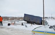 В пгт Троицкое (Луганская обл.) вчера, 20 марта, в 12:40 на железнодорожном переезде «КАМАЗ» с прицепом столкнулся с локомотивом пригородного сообщения «Станица-Луганская -Лантративка».
