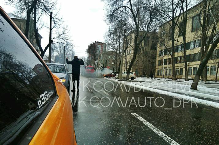 В Донецке автомобиль загорелся прямо на перекрестке (фото)