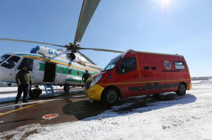 Двое военнослужащих Краматорского пограничного отряда эвакуировали с помощью авиации в Главный военно-медицинский клинический центр, который находится в Киеве.