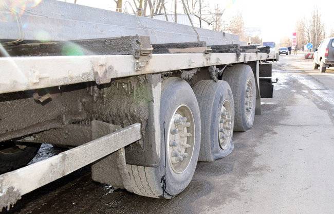 Под Мариуполем задержали водителя грузовика, который отказался предоставить документы для проверки на блокпосту, после чего ударил полицейского дверью автомобиля и хотел прорваться в город
