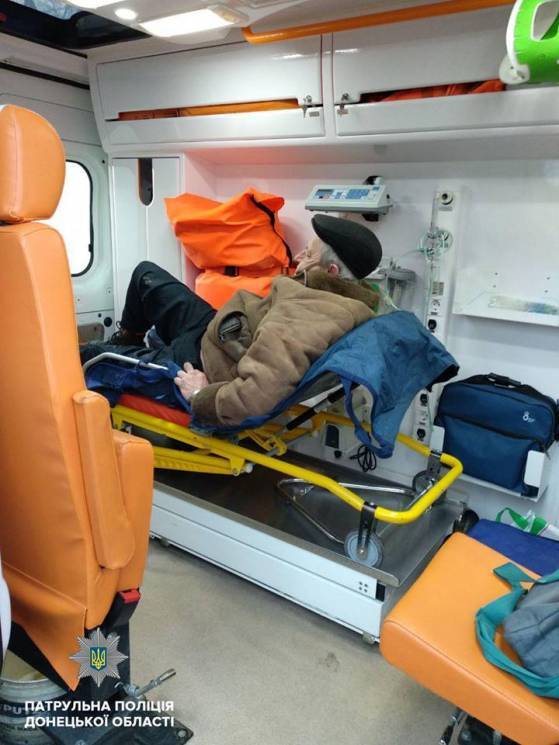 В Мариуполе, что на Донетчине, патрульные вместе с прохожими спасли мужчину, который потерял сознание.