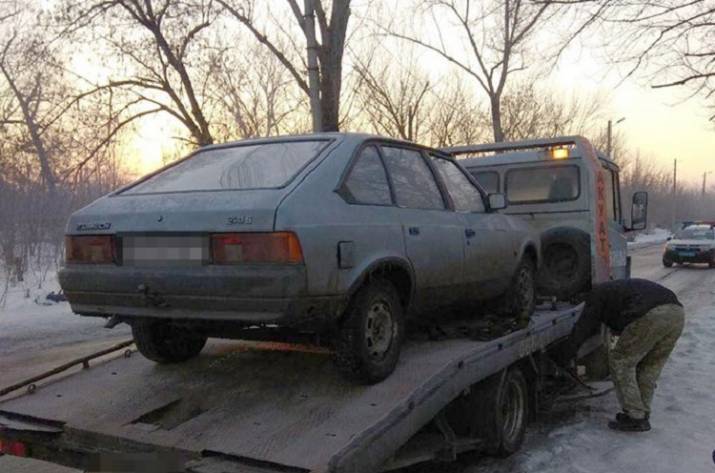 В Северодонецке около 1:00 на проспекте Химиков патрульные заметили автомобиль Москвич 21412, который нарушал ПДД.