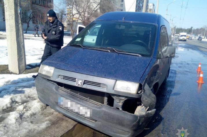 Сектор розыска и дознания Управления патрульной полиции в Луганской области разыскивает водителя автомобиля, который подозревается в совершении ДТП, случившееся вчера, 26 марта, в Северодонецке на ул.