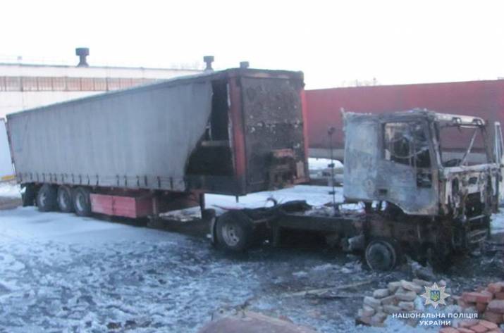 Полиция Северодонецка расследует возможный поджог грузового автомобиля, который случился на территории одного из предприятий по ул. Богдана Лещины.