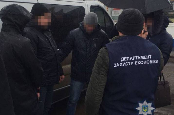 На Луганщине за взятку задержали руководителя районного подразделения ЛЭО