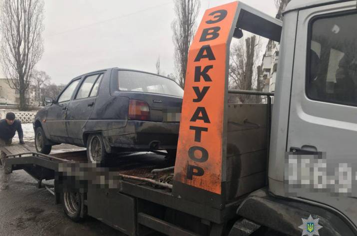 Вчера, 29 марта, северодонецкие патрульные обнаружили водителя ЗАЗ, который остановил свой автомобиль на тротуаре.