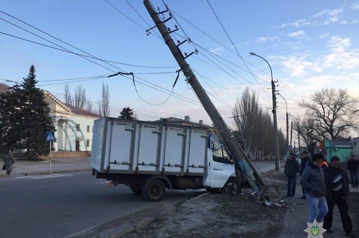 В Лисичанске автомобиль столкнулся с электроопорой