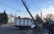 В Лисичанске автомобиль столкнулся с электроопорой