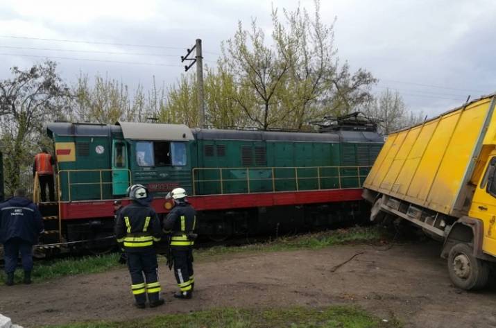 На Донетчине произошло ДТП с участием грузовика и тепловоза