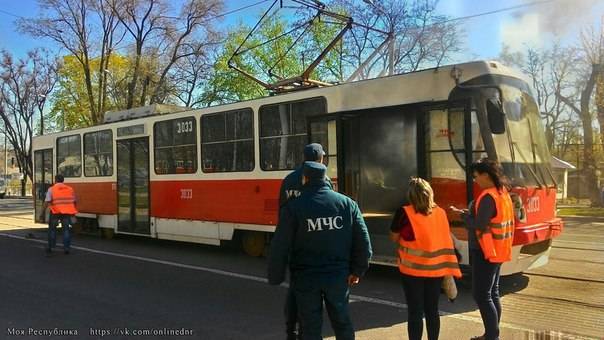 В Донецке на ходу загорелся трамвай: опубликовано фото