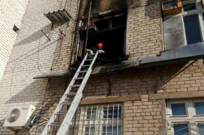 В Северодонецкий отдел полиции поступило сообщение диспетчера  ГСЧС о том, что по ул. Б. Лещины на территории завода ОАО 