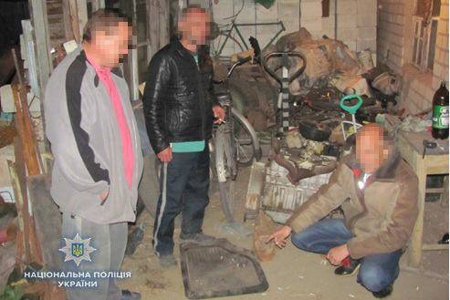 В полицию поступило сообщение о том, что на территории частного предприятия, расположенного в с. Чмыровка, были похищены металлические изделия.