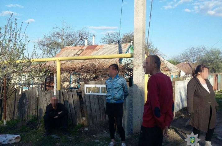 28 апреля патрульные получили сообщение о том, что в Лисичанске двое мужчин и две женщины выкапывают металлический памятник из могилы на Войковском кладбище.