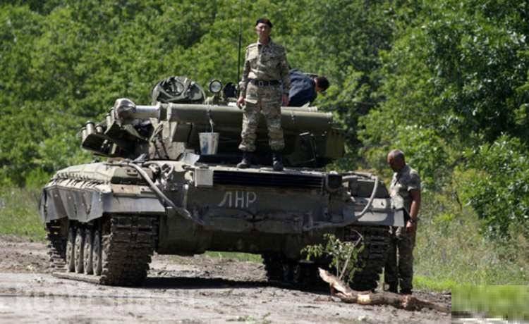 По Луганску прошла большая колона танков 