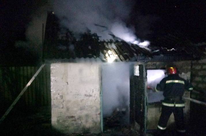 Сегодня, 4 мая, в 02:16 в Службу спасения «101» поступило сообщение о пожаре по адресу: Сватовский район, с. Ковалевка, ул. Школьная.