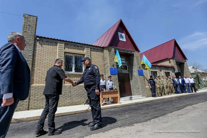 5 мая в Станице Луганской во время командировки на Луганщину министр внутренних дел Украины Арсен Аваков открыл новый полицейский участок.