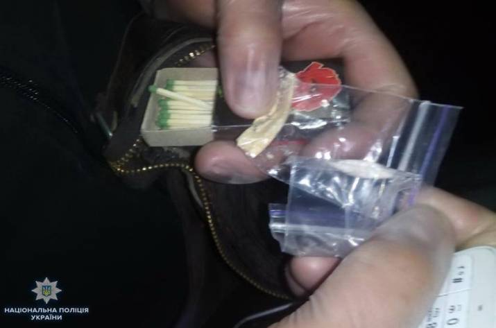 В Северодонецке, неся службу на передвижном блокпосту, полицейские обнаружили у водителя «Daewoo Lanos наркотическое вещество.