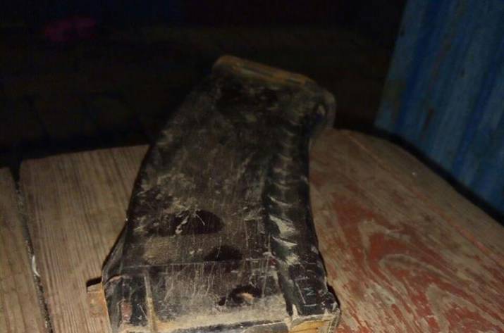 Лисичанские патрульные получили сообщение от женщины о том, что между ней и ее бывшим сожителем завязался конфликт. Прибыв по вызову, был обнаружен магазин к автомату, а также патроны.