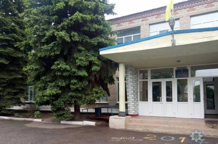 В с. Новоукраинка (Марьинский район Донецкая область) в школе неустановленная личность на перемене распылила слезоточивый газ.