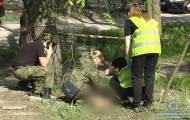 Жители Мариуполя сообщили в полицию о том, что обнаружили тело мужчины с видимыми телесными повреждениями.