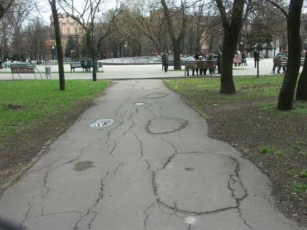 В сквере у Драматического театра, который расположен в центре Мариуполя, продолжатся раскопки тел погибших во Второй мировой войне немецко-румынских солдат.