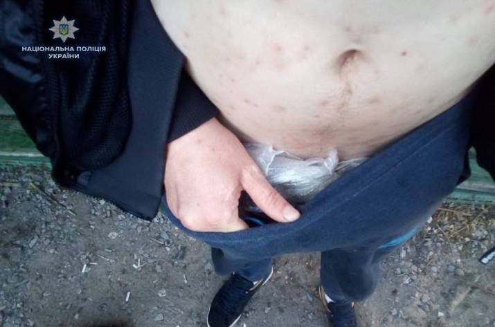 В Северодонецке во время несения службы в режиме передвижного блокпоста полицейские обнаружили у пассажира автомобиля наркотическое вещество.