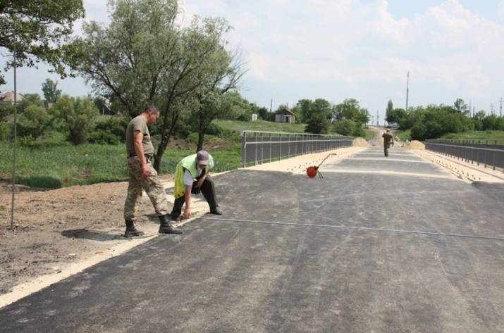 В Троицком Луганской области, расположенном недалеко от линии разграничения, вскоре будет готов к эксплуатации восстановленный мост.