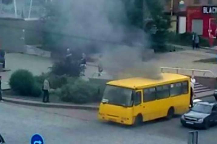В центре Донецка загорелась маршрутка (видео)